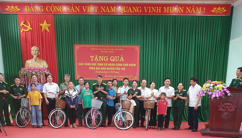 Khối thi đua các cơ quan Nội chính tỉnh Bắc Giang tặng quà cho học sinh hoàn cảnh khó khăn