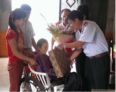 Thanh tra tỉnh thăm và tặng quà Mẹ Việt Nam anh hùng