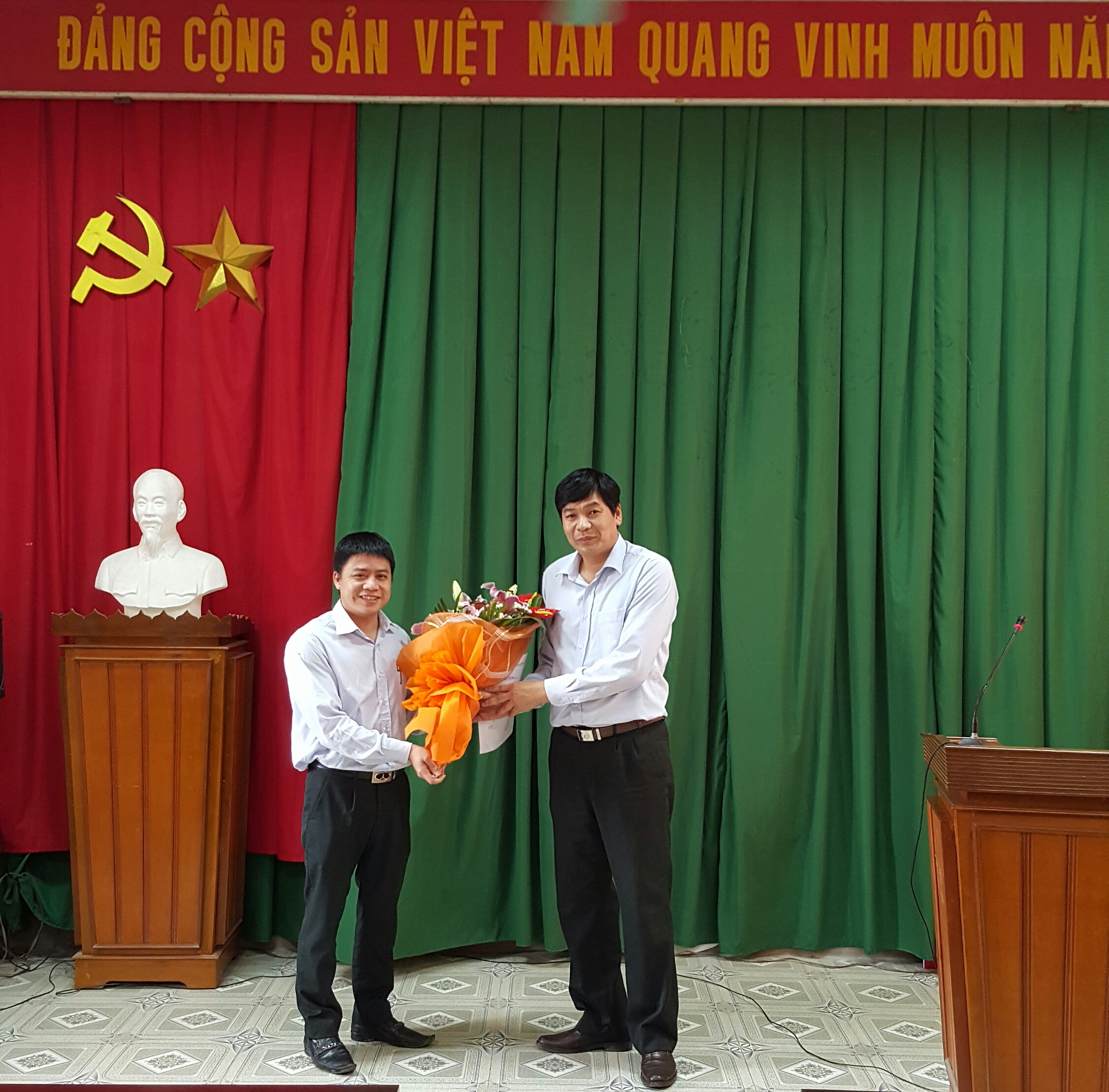 Chi bộ Thanh tra tỉnh tổ chức “Lễ công nhận đảng viên chính thức” cho đồng chí Thân Văn Hoàn